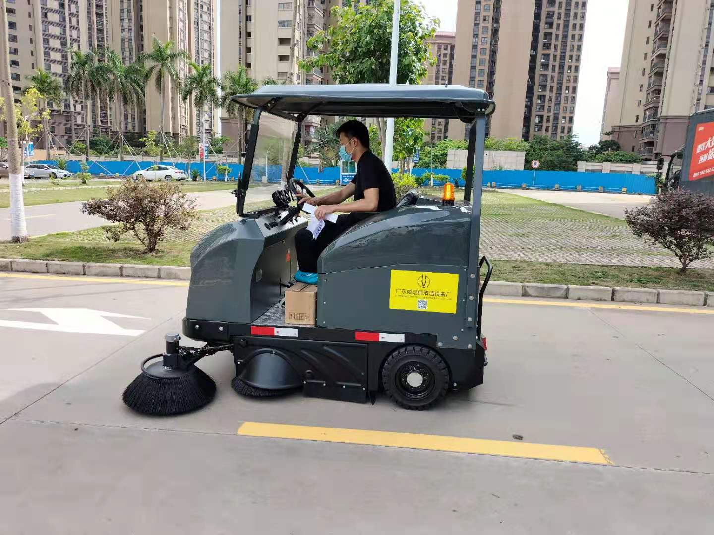 智能驱动，，，清洁未来：驾驶式扫地车的刷新之路